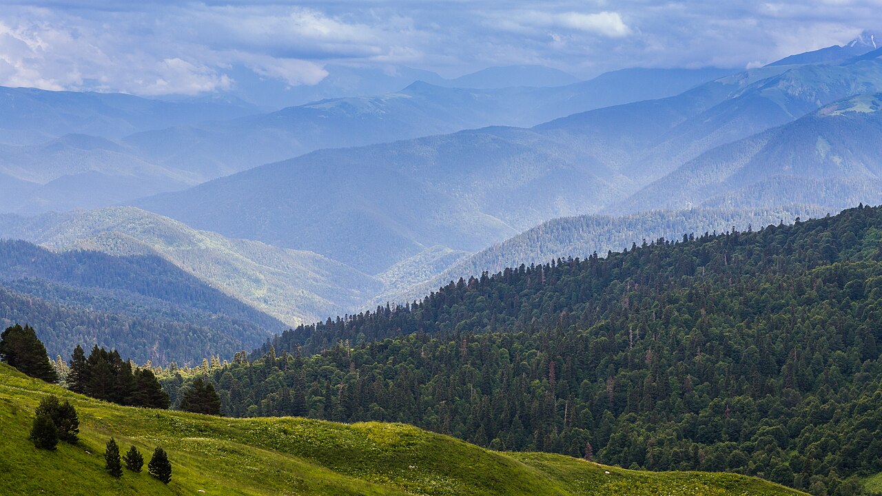 Горная панорама с плато Лаго-Наки в Адыгее